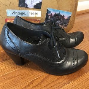 SBICCA of California Otis black oxford heels